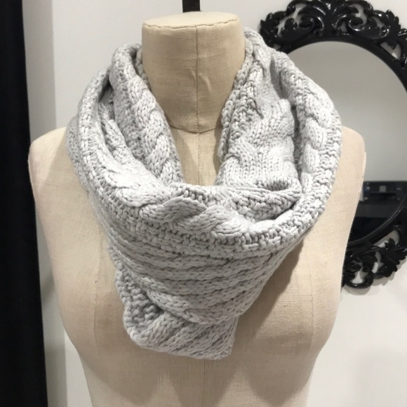 the white label Accessories - Wool Scarf